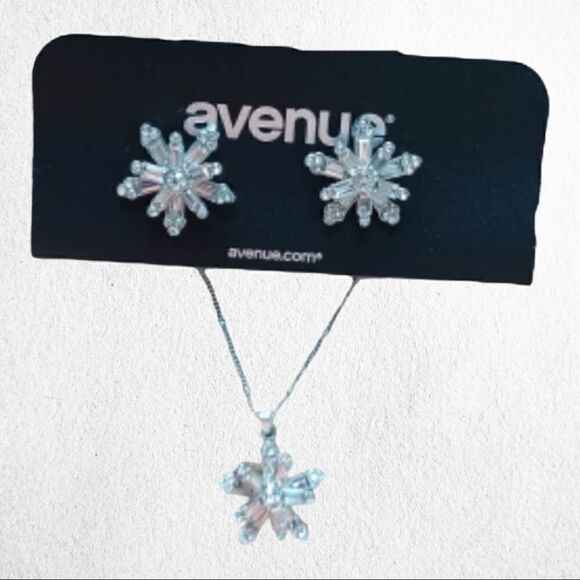 NWT Avenue woman's necklace & earring snowflake set - 20"-23" Long chain - Picture 2 of 6